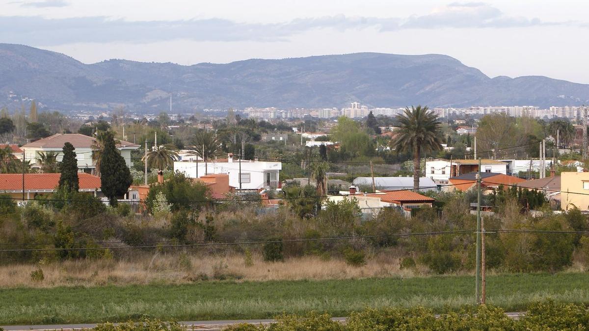 Viviendas de la Marjalería, con la ciudad de Castelló en segundo plano.