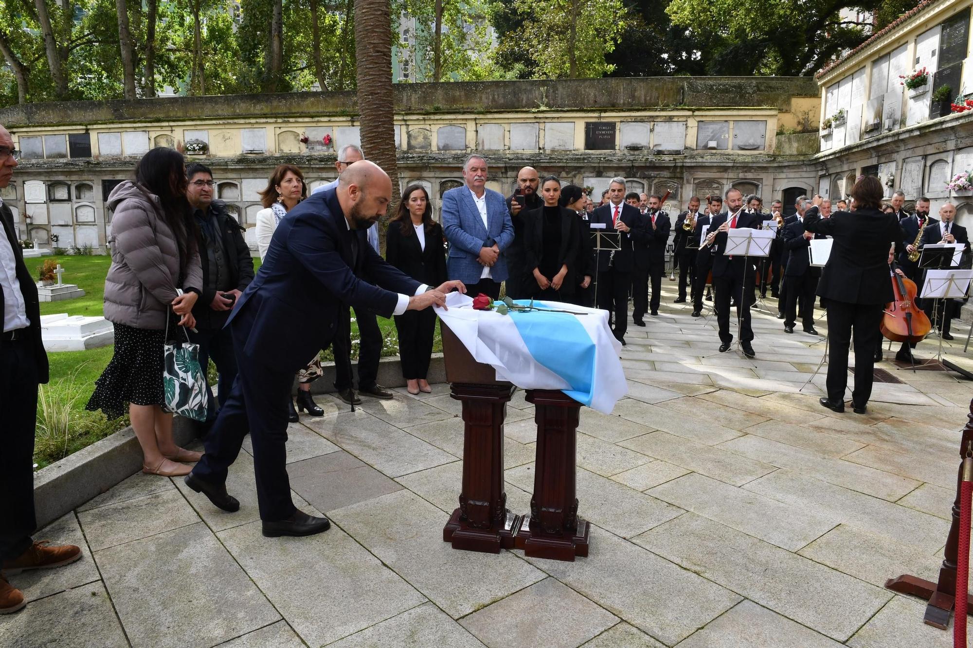 Recepción e enterro dos restos do pintor Francisco Miguel