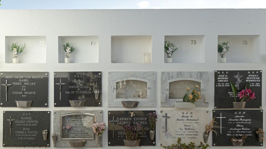 Hallan en el cementerio de Arrecife los restos de cinco marineros de un barco que naufragó hace 50 años