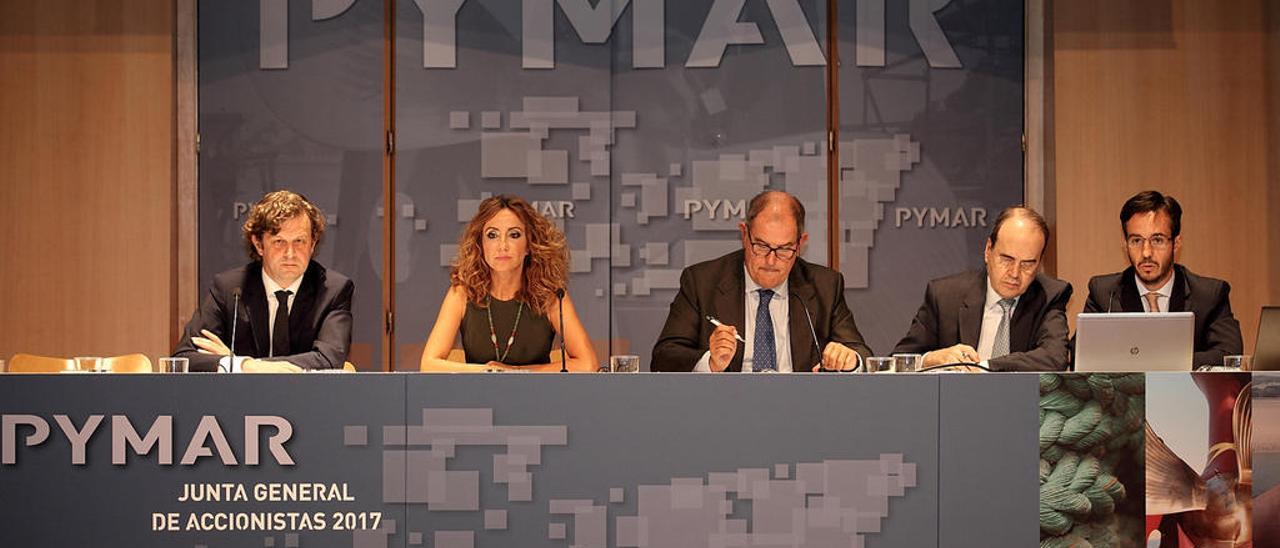 En el centro, el presidente de Pymar y de astilleros Gondán, Alvaro Platero, y a su derecha la CEO de Pymar, Almudena López del Pozo, ayer, en la junta de accionistas celebrada en Madrid. // FdV