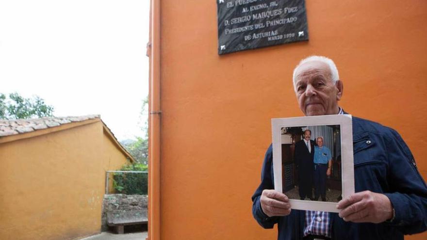 José Morán, junto a la placa que recuerda la obra de Marqués.