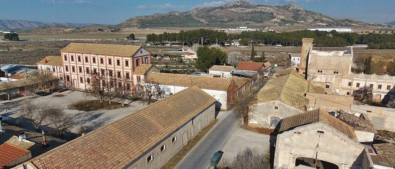 Imagen aérea de los edificios históricos de la Colonia de Santa Eulalia antes de que la pared de la alcoholera se desplomara.