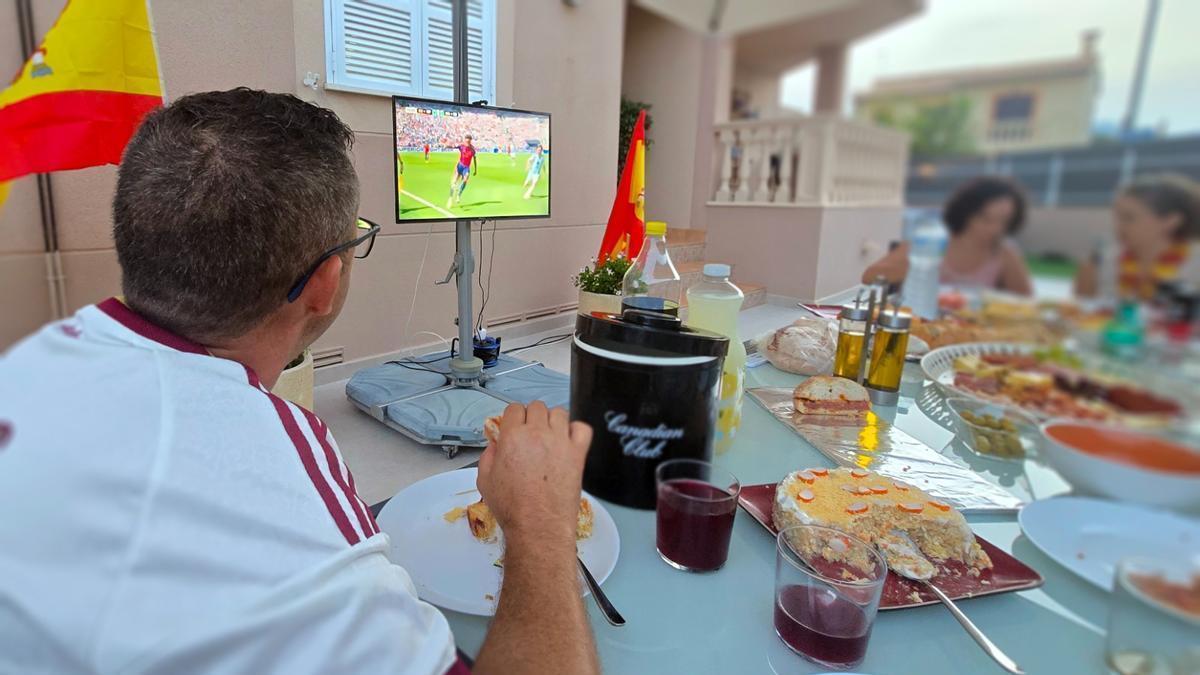 Während die spanische Nationalelf um den WM-Titel kämpft wird gemütlich gespeist.