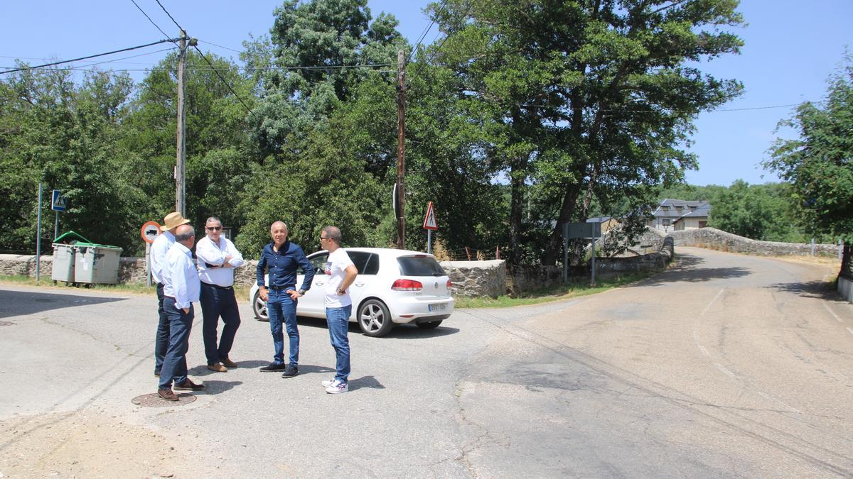 El presidente de la Diputación de Zamora y el alcalde de Cobreros, Luis Miguel López Fernández.