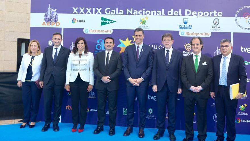 Pedro Sánchez, presidente del Gobierno, en la Gala Nacional del Deporte de La Nucía, junto a Ximo Puig y Bernabé Cano.