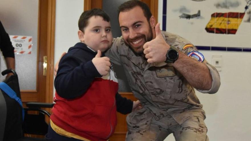 Julián, el niño murciano que lucha contra un tumor cerebral, Hijo Predilecto de la Base Aérea de Alcantarilla