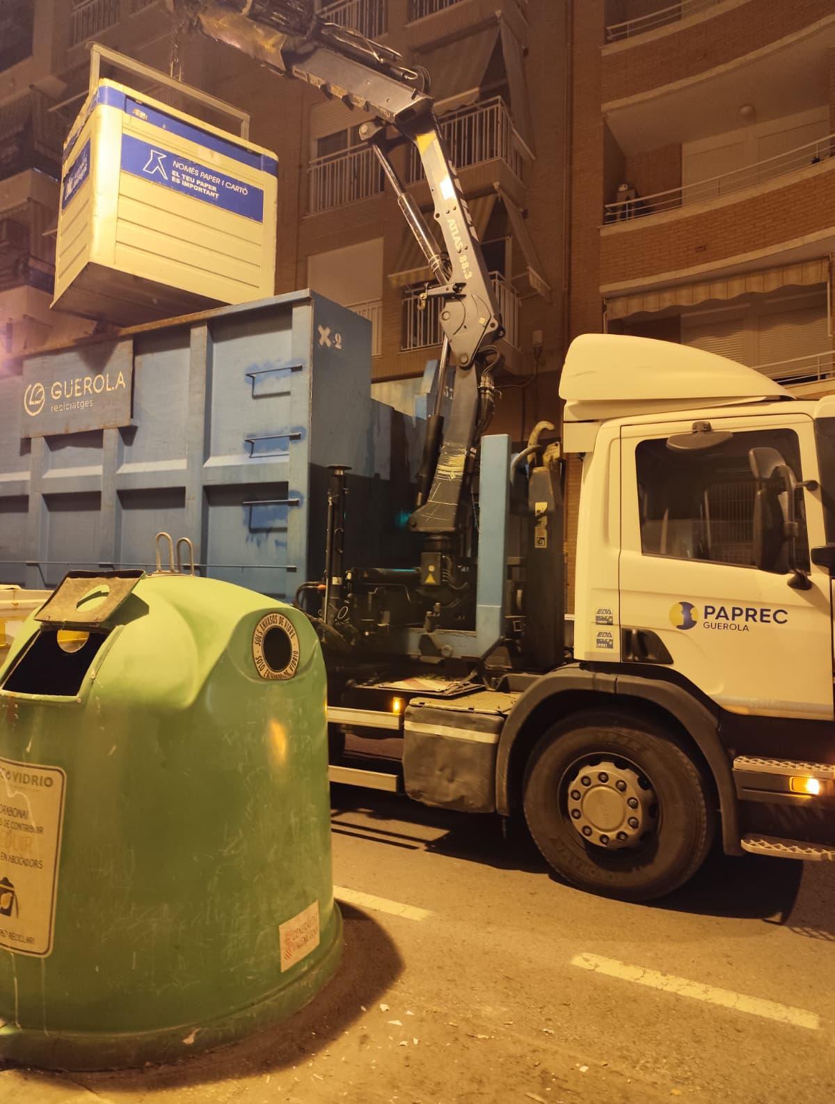 Un camión de basura retira un contenedor en Ontinyent, en una imagen reciente.