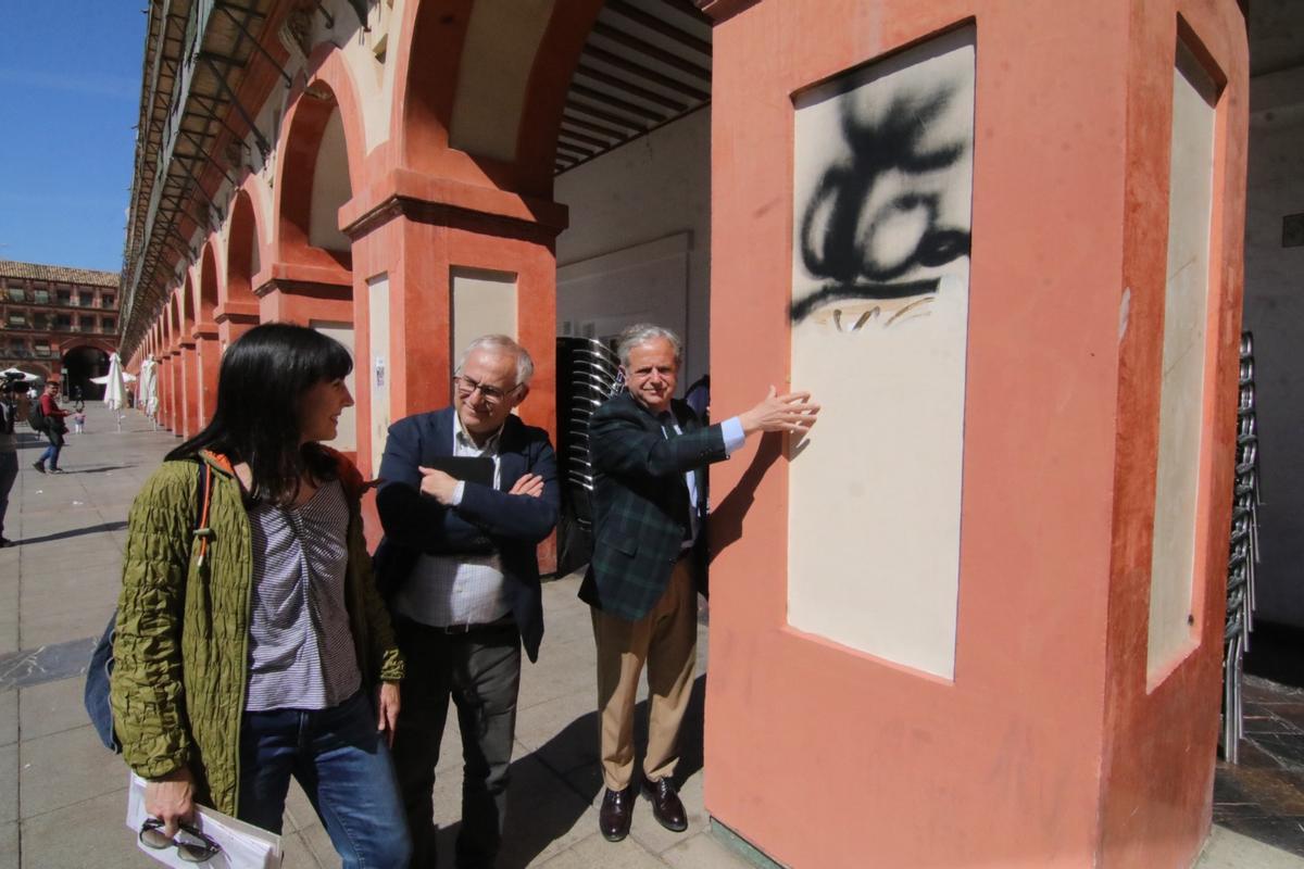 En la imagen, Rosa Lara, Juan Murillo y Salvador Fuentes, en La Corredera este miércoles.