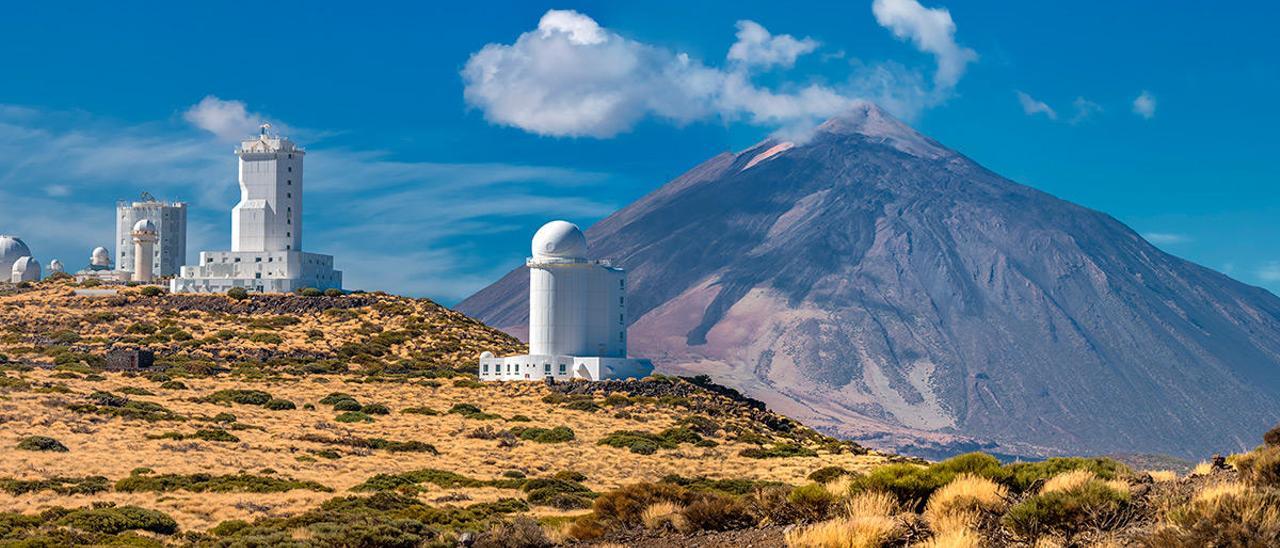 Una panorámica con los edificios del Observatorio y el Teide al fondo.