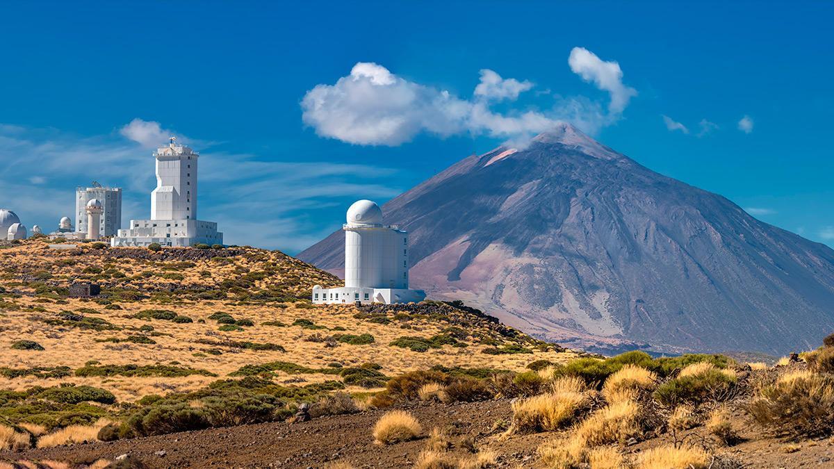 Una panorámica con los edificios del Observatorio y el Teide.