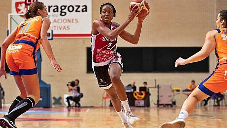 Adaora Elonu, en acció durant el partit del dissabte passat contra el València en l&#039;Open Day celebrat a Saragossa.