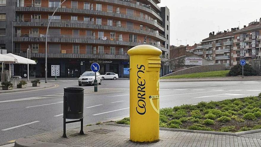 Una bústia de recollida de cartes situada a la intersecció de les Bases amb la plaça Bages