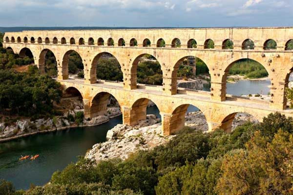 El Puente del Gard en el departamento de Nimes, en la Provenza francesa, fue construido por el Imperio Romano.