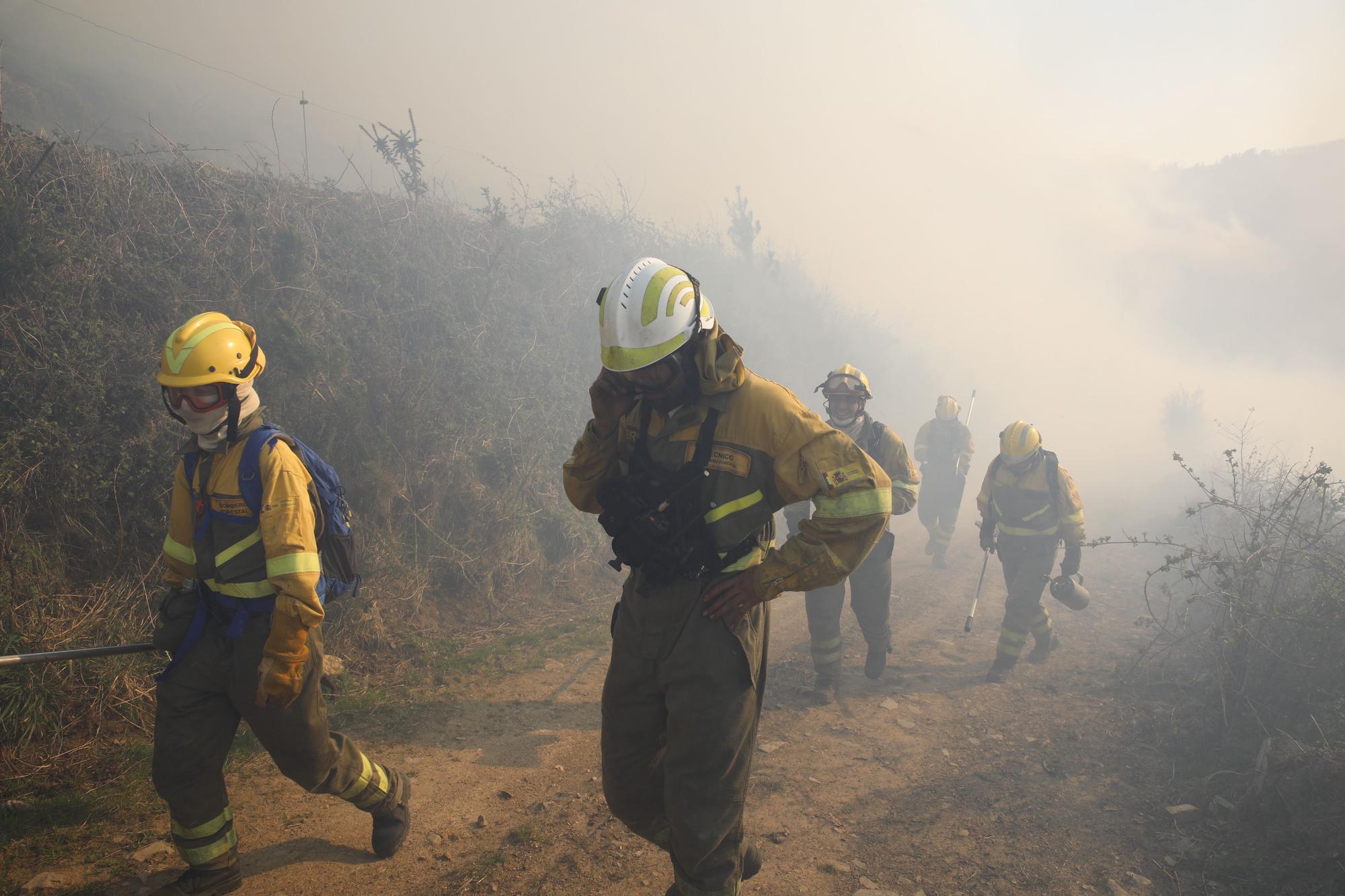 Las imágenes del preocupante incendio en Tineo