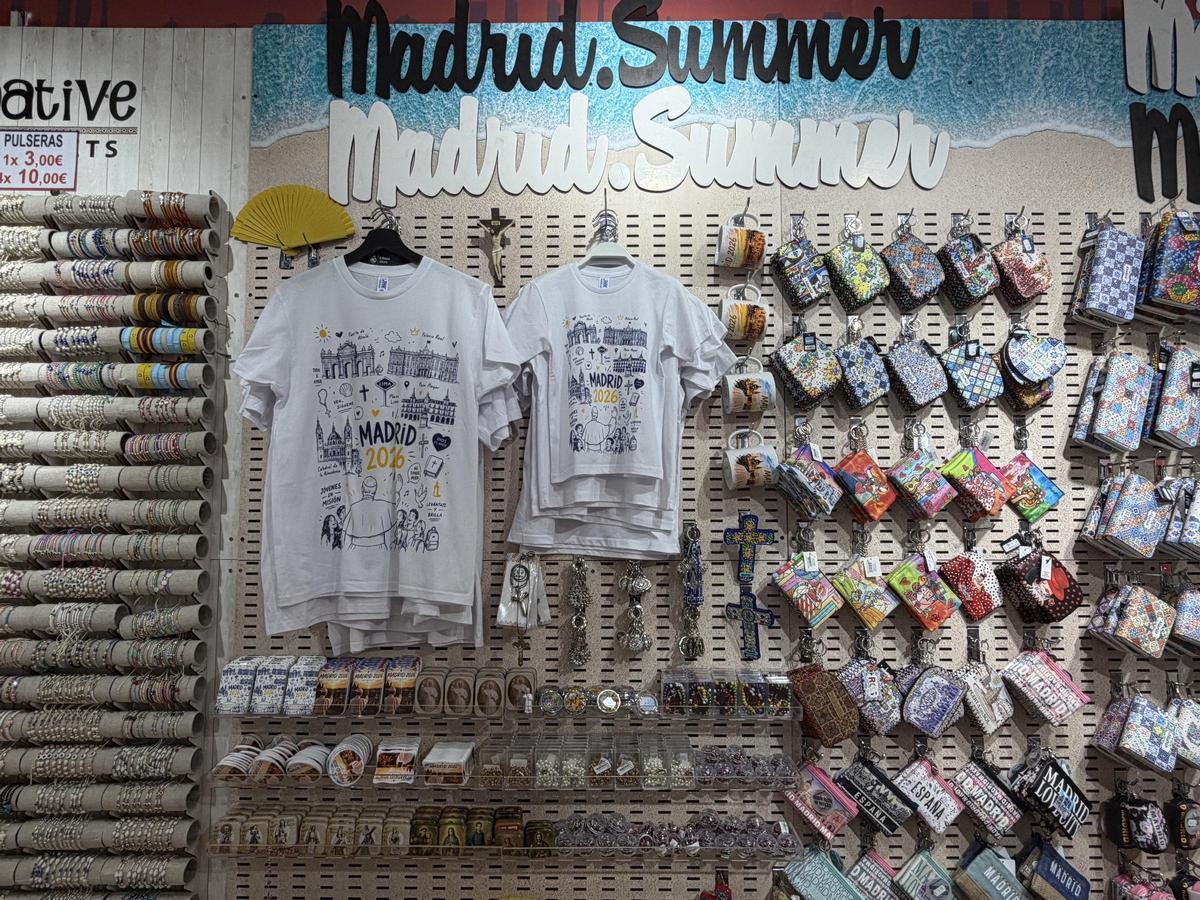 Camisetas, imanes o tazas, entre los recuerdos del papa León XIV en su visita a Madrid