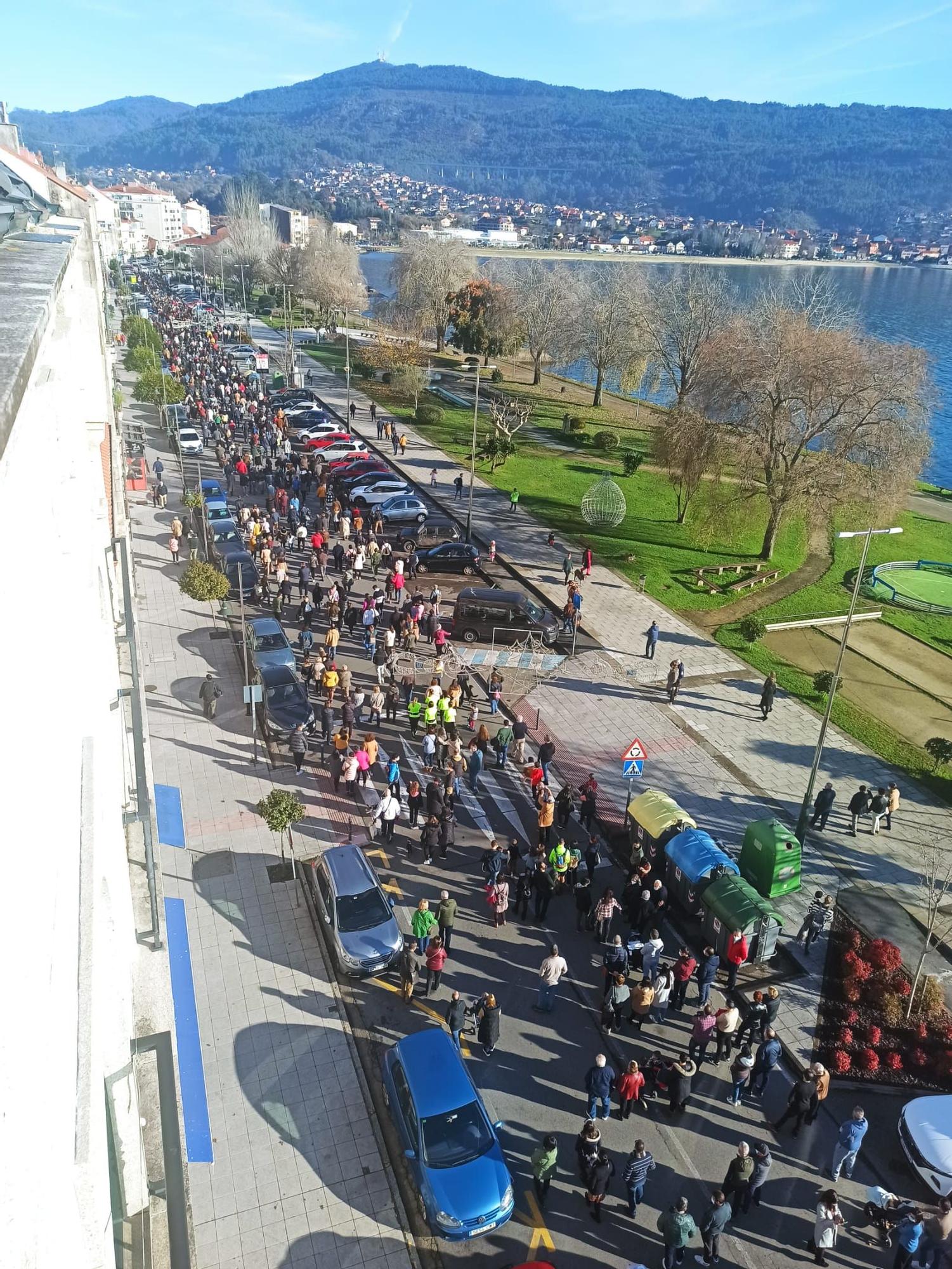 Panorámica desde un balcón del recorrido de la manifestación por Concepción Arenal.