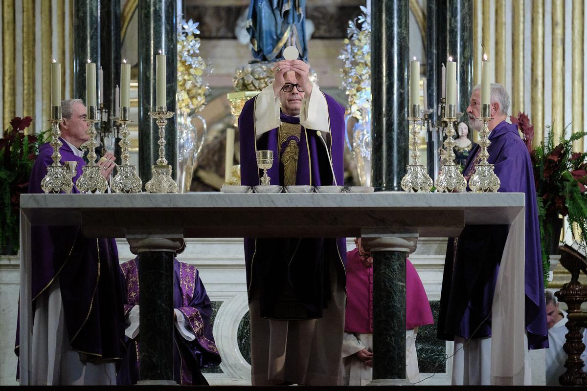 El obispo de Málaga, José Antonio Satué, ha recordado a todas las víctimas del accidente ferroviario de Adamuz (Córdoba) durante una misa que se ha celebrado este domingo en la Catedral Basílica de la Encarnación