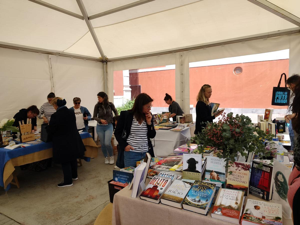 Expositores en la feria del libro de Navia, celebrada el fin de semana.