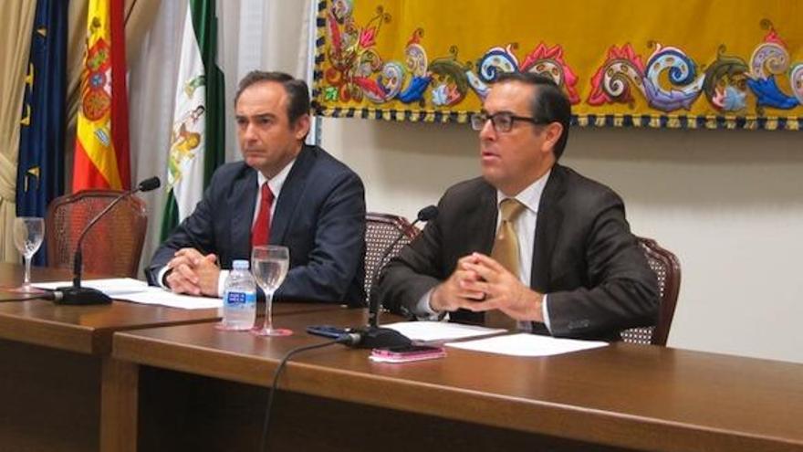 A la derecha, el subdelegado del Gobierno Miguel Briones