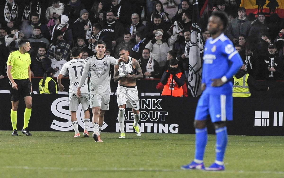 Los jugadores del Albacete celebran el tercer gol durante el partido de octavos de final de la Copa del Rey ante el Real Madrid