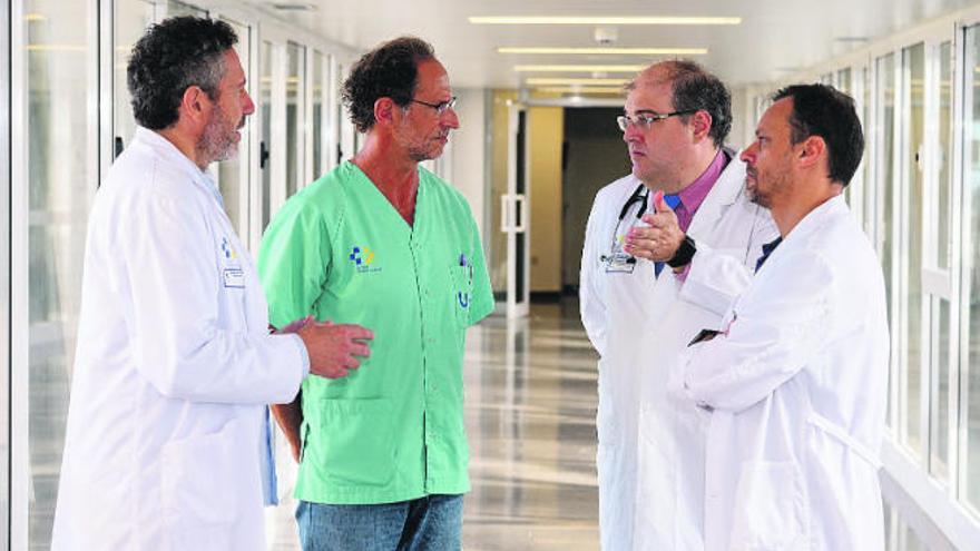 El equipo de cardiología del Hospital Negrín. De izquierda a derecha, los doctores Portela, Romero, García y Caballero, en septiembre.