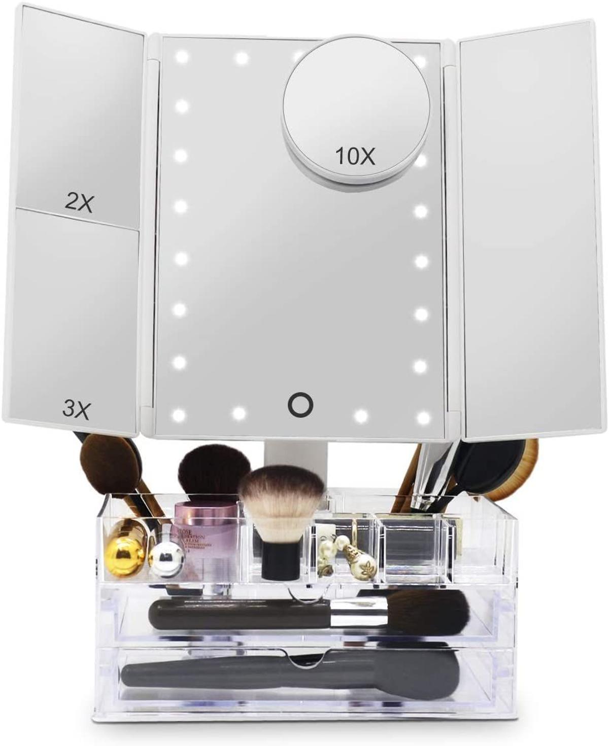 Espejo de maquillaje con luz y tres niveles de aumento y caja organizadora integrada (Precio: 35,99 euros)