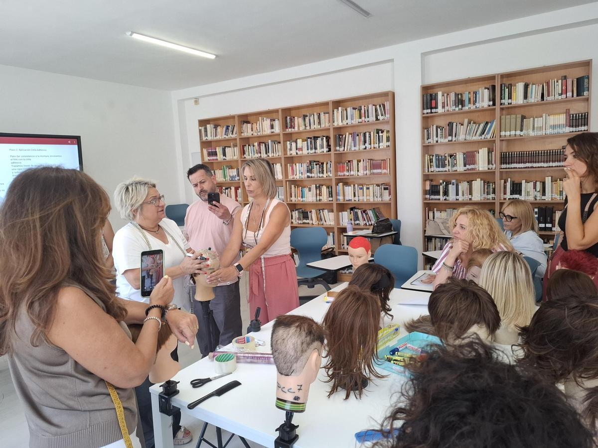 Los docentes de FP están aprendiendo cuidados estéticos y de peluquería oncológica.