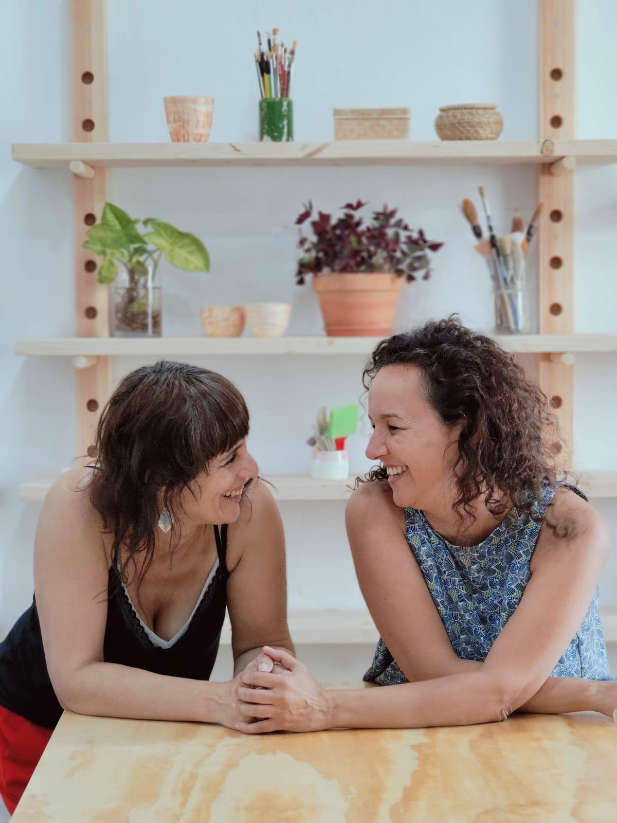 María y Lali en el taller de cerámica 'Alma de Cántaro'.