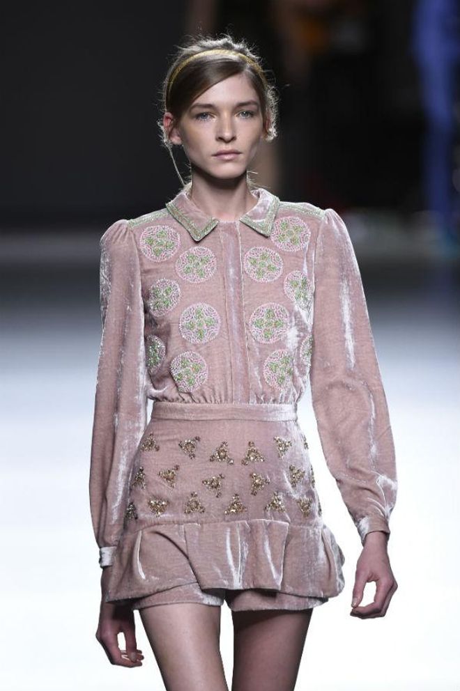 Teresa Helbig Otoño/Invierno 2016-2017, minivestido con pedrería