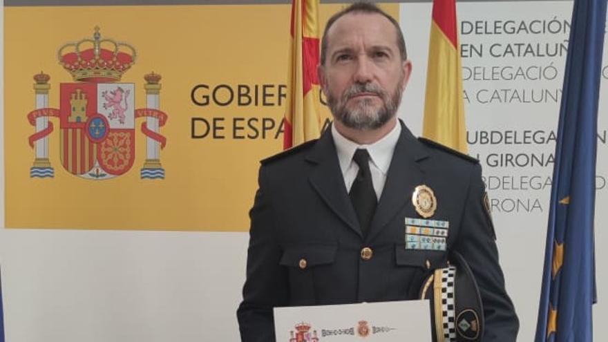 El sergent i cap de la Policia Local de la Jonquera, Alonso Caballero amb la felicitació del CNP
