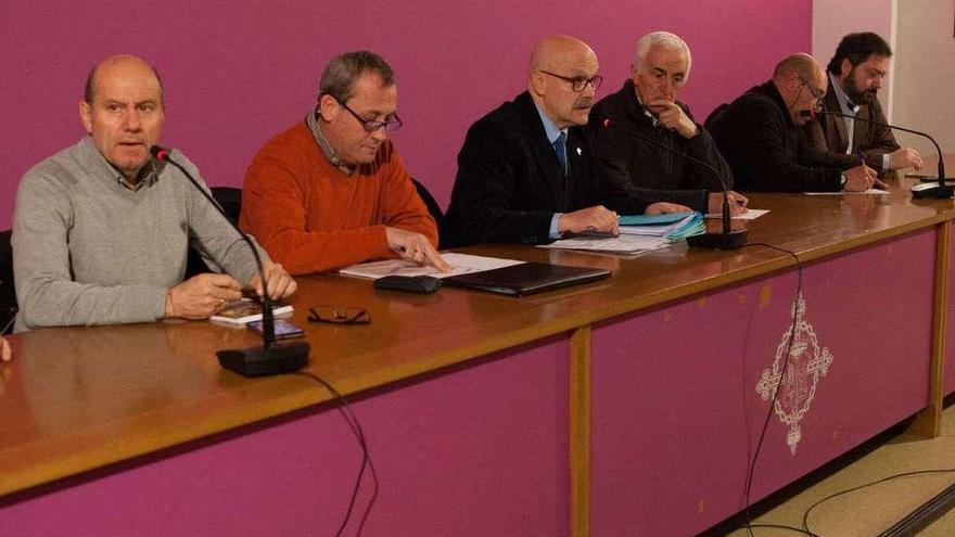 Juan Antonio Haedo (centro) presidió la reunión de las cofradías para estudiar las necesidades.