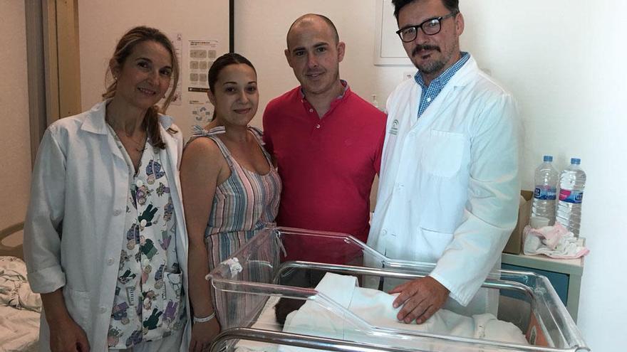 Salvador y Sandra junto a su bebé, Paula, con profesionales del Hospital Clínico.
