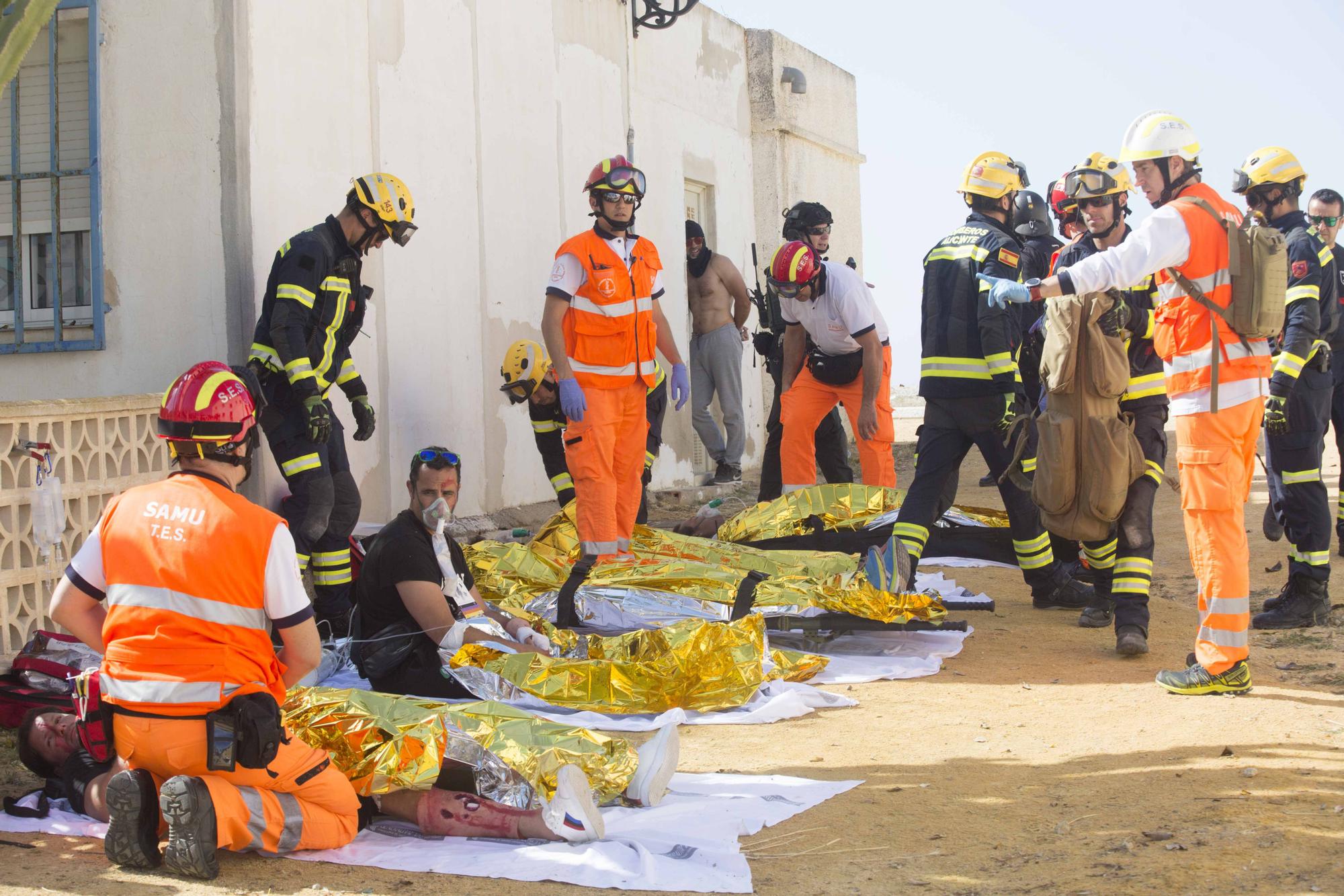 El GAR de la Guardia Civil y el Servicio de Prevención y Extinción de Incendios de los Bomberos de Alicante protagonizan en Tabarca un llamativo simulacro de emergencia