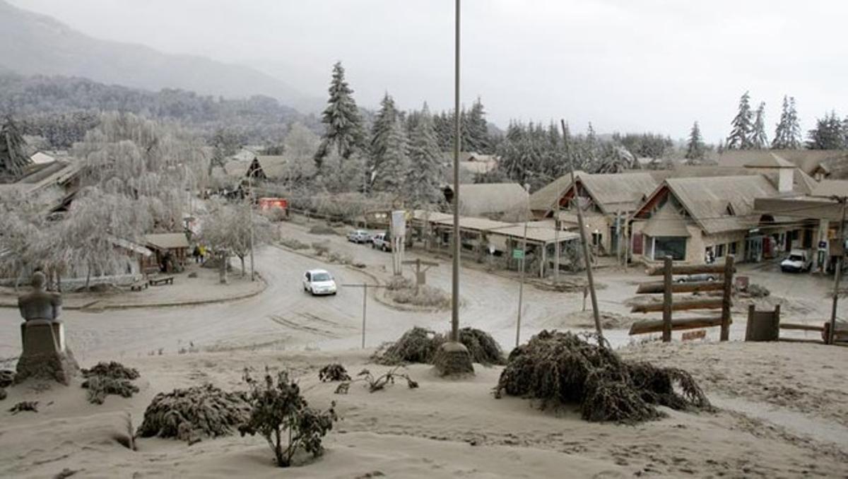Un cotxe circula per la població argentina de Villa La Angostura que aquest dimecres fins i tot estava recoberta per una capa de cendra expulsada el 4 de juny pel volcà xilè Puyehue.