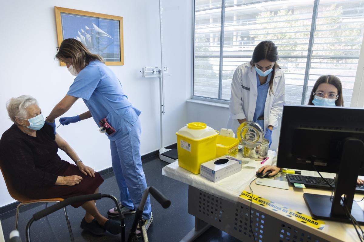 Valencia. Inicio de vacunacion conjunta contra la gripe y la covid-19 a mayores de 80 años en el ambulatorio Miguel Servet