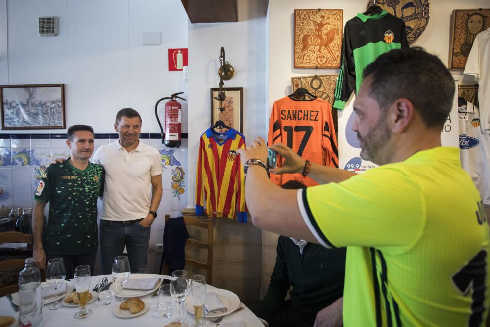 El empresario Pepe Barberá organizó ayer una comida por el Centenario del Valencia con más de 100 exjugadores y exdirectivos de distintas generaciones: Saura, Roberto Gil, los hermanos Claramunt, Forment, Tatono, Paquito, Zigic, Carboni... (en la imagen, Juan Sánchez saluda a Juan Martín Queralt ante Bartual y Llorente).