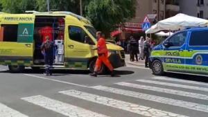 Los servicios de emergencias atendiendo a la víctima tras la agresión