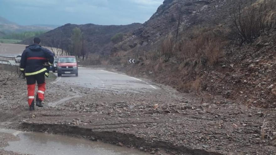 Limpieza de la carretera que une Ateca y Moros tras la tormenta