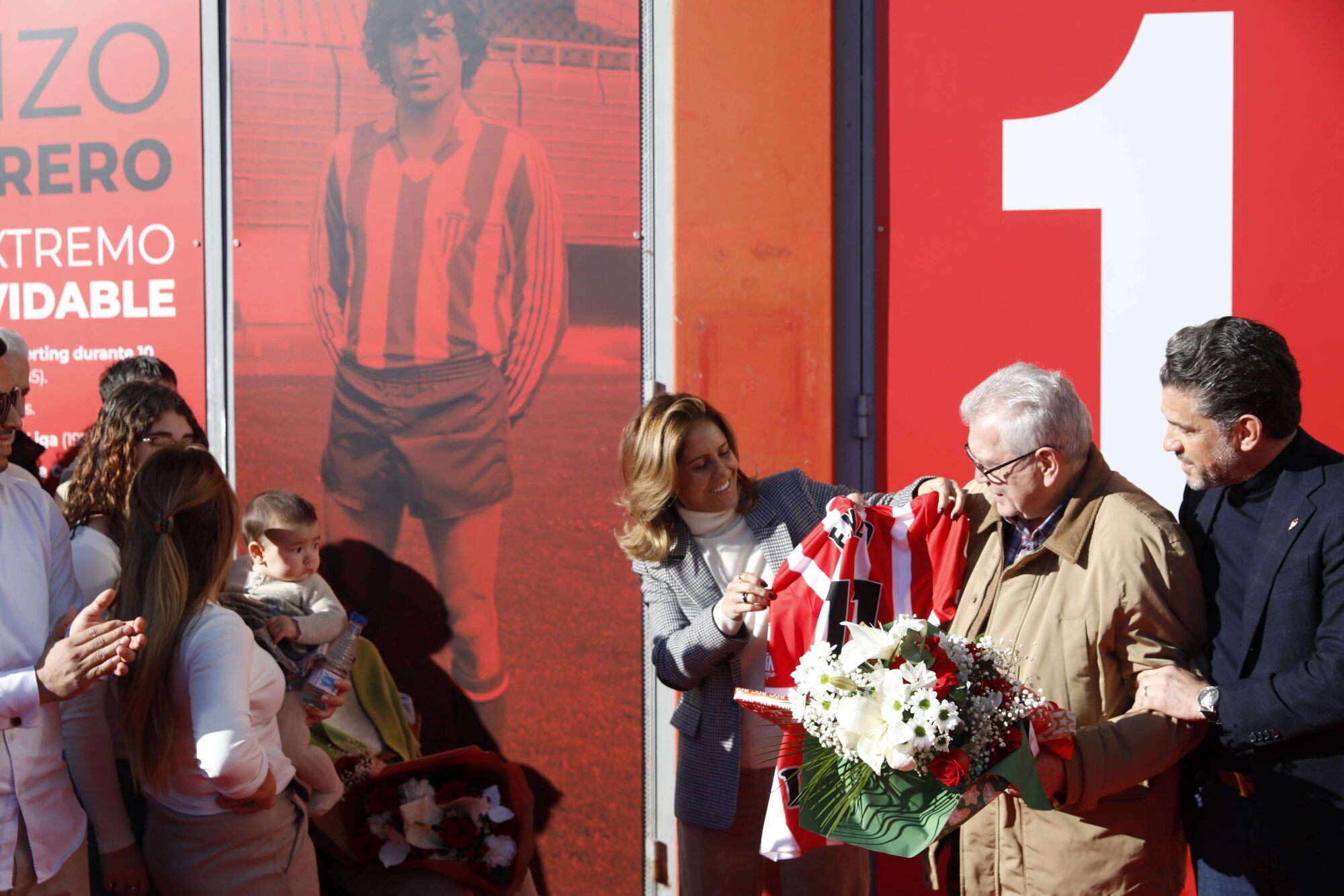Enzo Ferrero descubre la puerta 11 de El Molinón