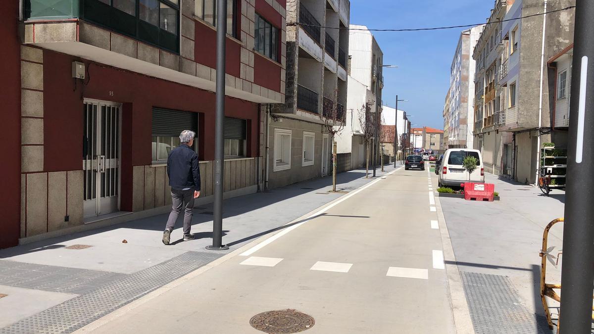 José Cacabelos paseando por la flamante calle de Alexandre Bóveda, ayer.   | //  FDV