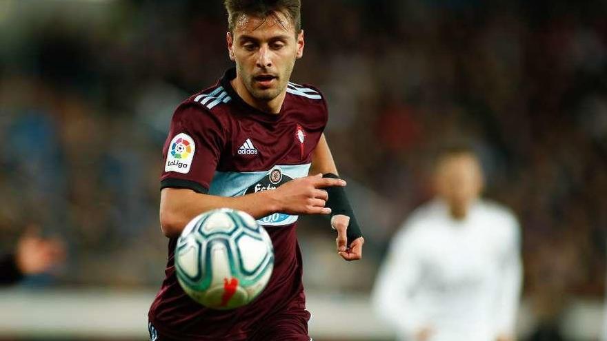 Kevin Vázquez controla un balón durante el partido del pasado domingo en el Bernabéu. // Europa Press