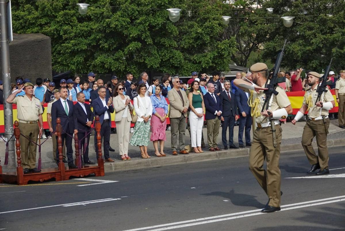 Acto de izado de la bandera de España, con el que arrancan los actos conmemorativos del Día de las Fuerzas Armadas.