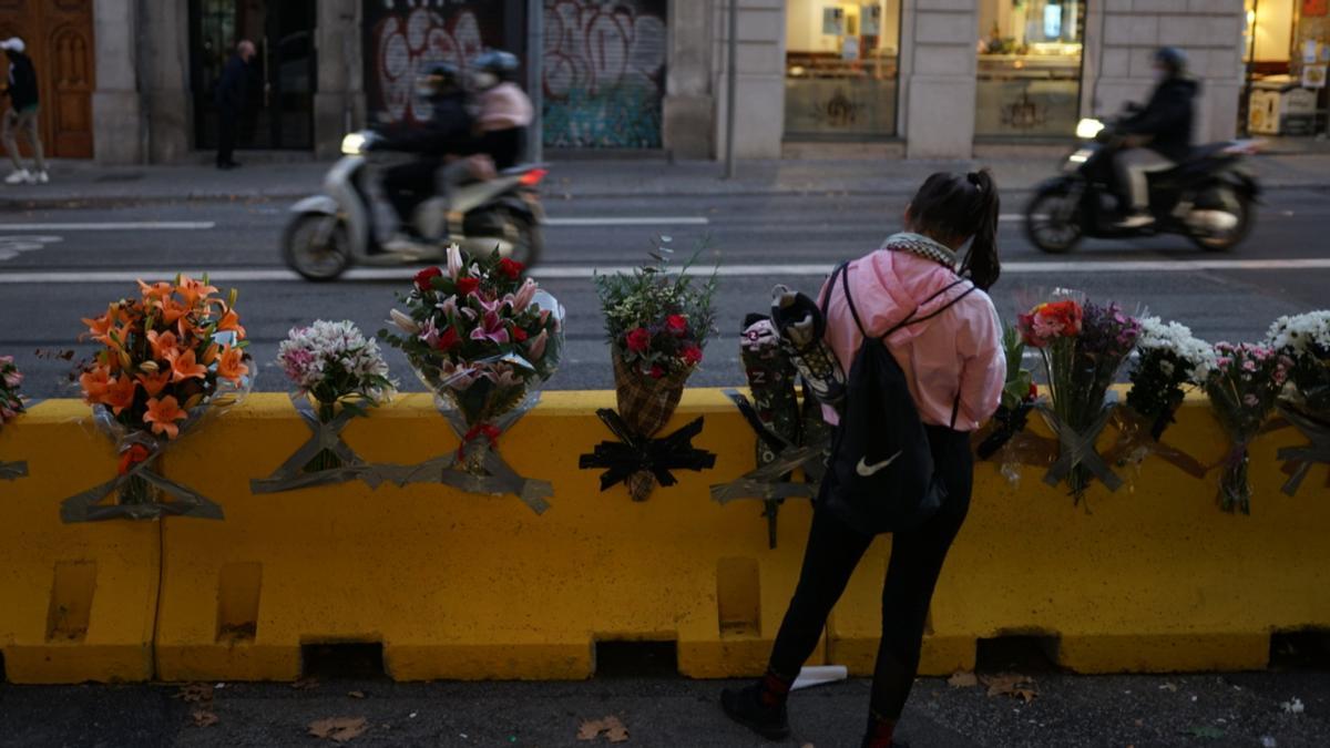 Flores en Balmes entre Gran Via y Diputació, el lugar en el que un joven perdió la vida el 17 de diciembre de 2020