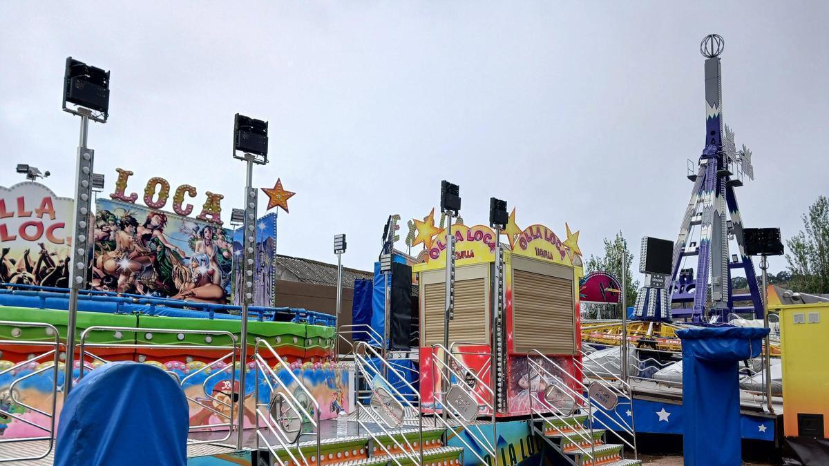 Atracciones de las Festas do Cristo de Cangas colocadas en el centro del municipio.