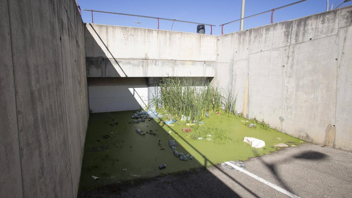 Agua embalsada en el aparcamiento de Tulell