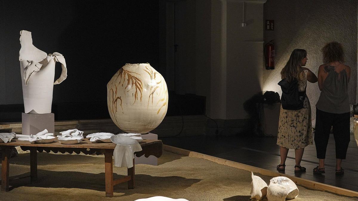Objectes de ceràmica a l'exposició de Joan Mateu "Mar de Terra, Terra de Mar" a Les Bernardes de Salt.