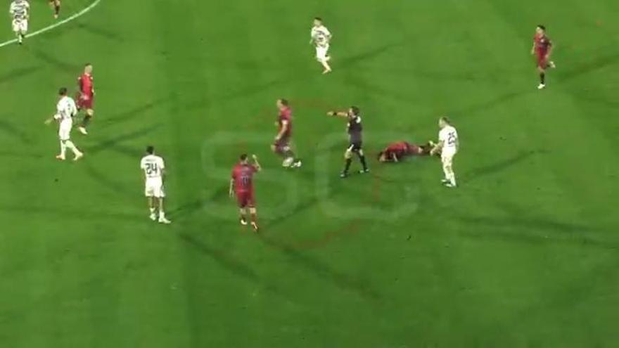 ¡Otro lío de Paredes! Vergonzoso pelotazo a un rival