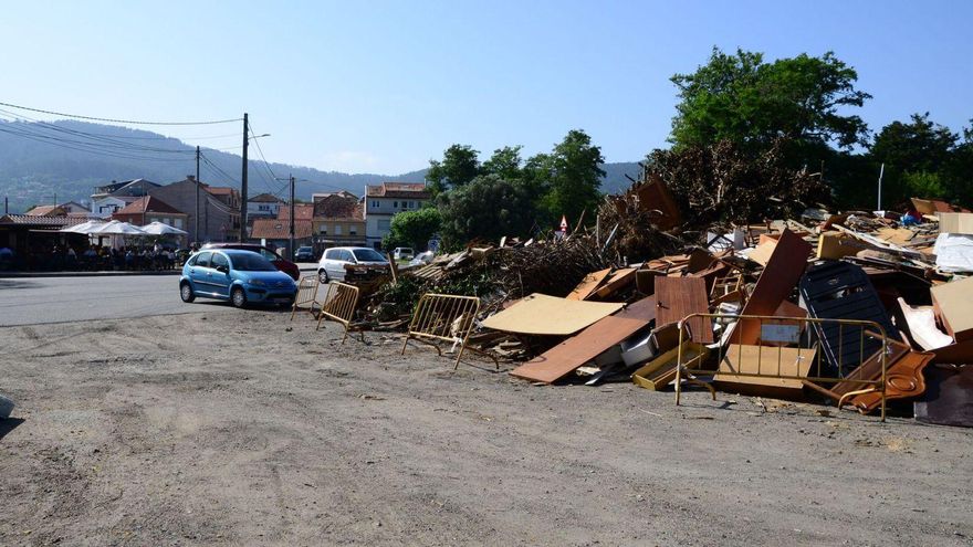 Madera apilada ya en Samertolaméu para la gran hoguera vecinal de Meira.