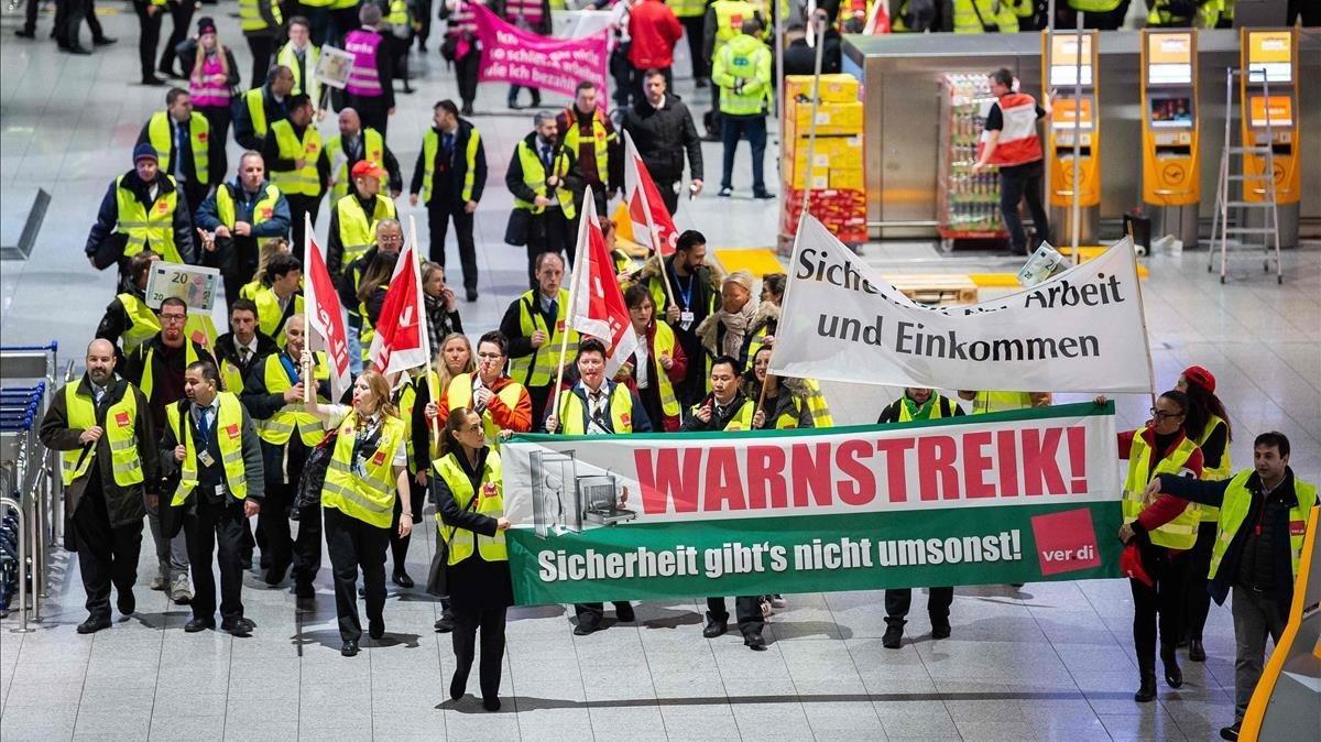 zentauroepp46553271 security staff members wearing vests with the logo of german190115111434