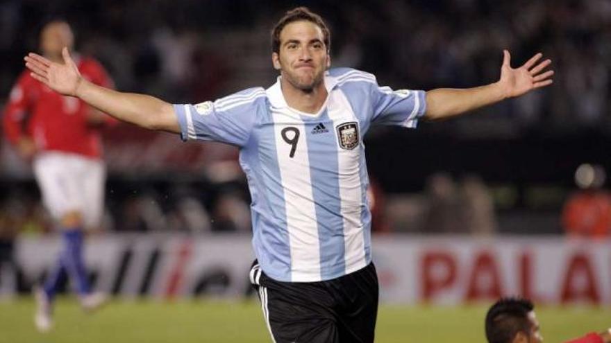 Higuaín celebra uno de sus tantos ante Chile. / bernardo avila